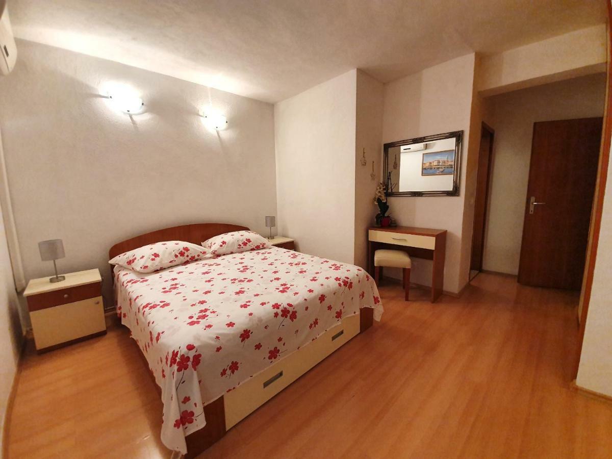 Apartmani Renata Брела Екстериор снимка